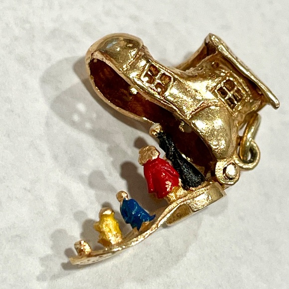 14k Yellow Gold Old Woman Who Lived in a Shoe Moving Sole Opening Charm Pendant - Picture 6 of 8
